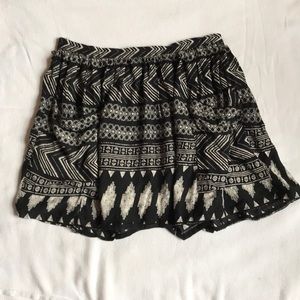 Forever 21 black and white skirt 2 pockets